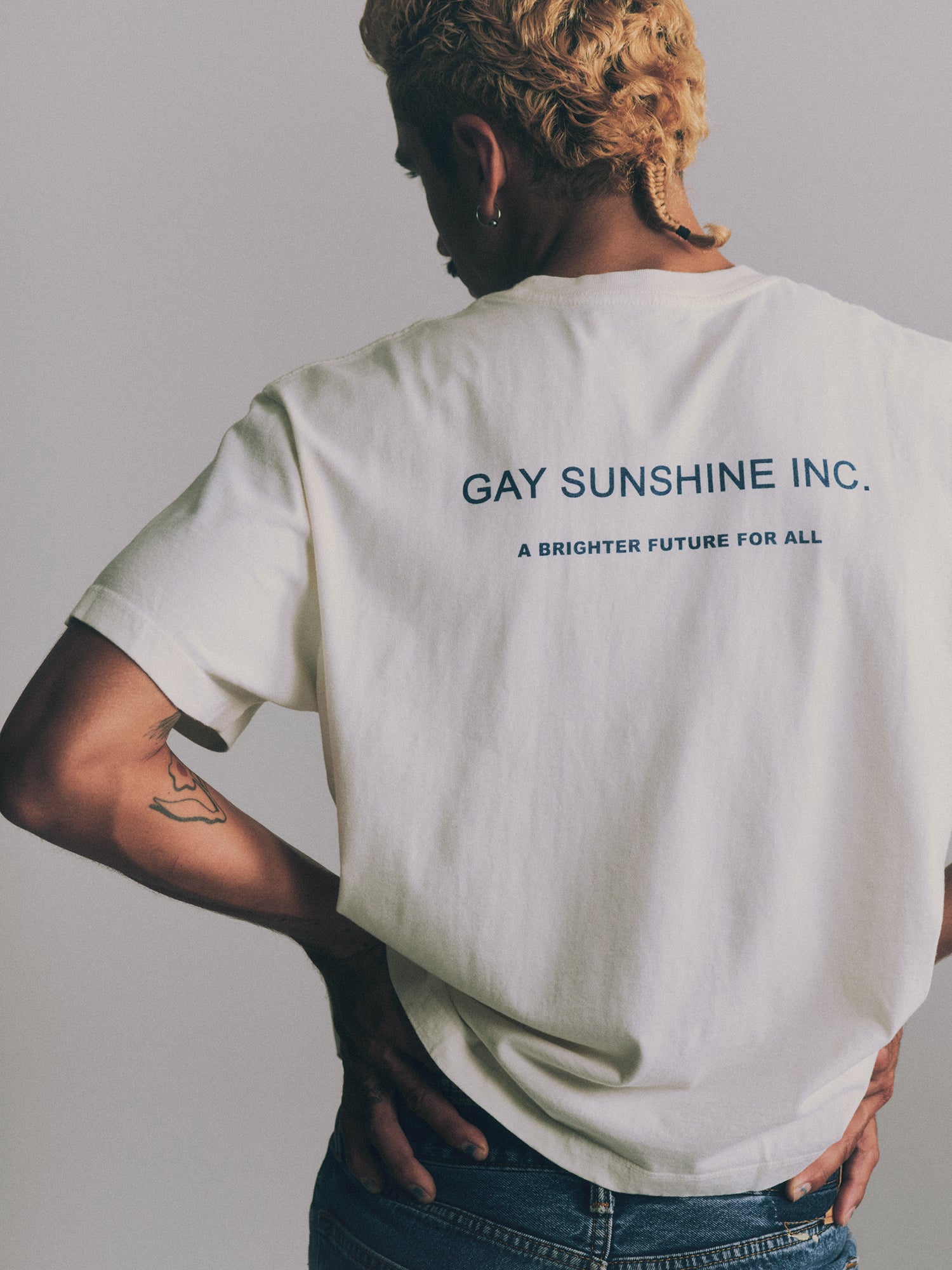 JESUS LOVES DRAG TEE